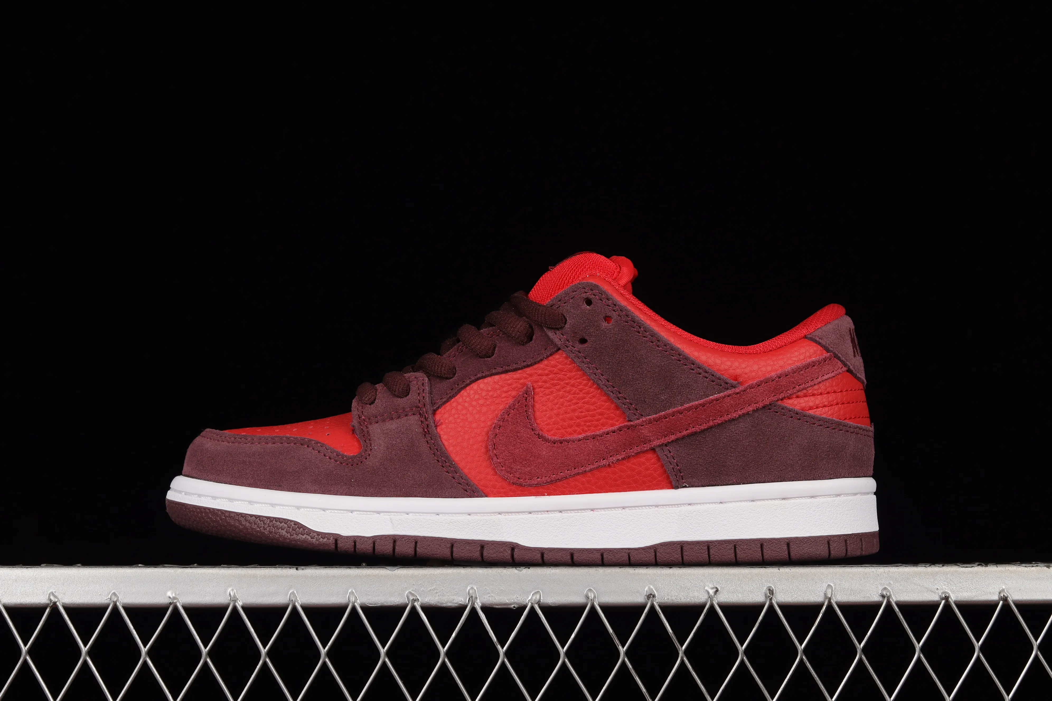 All Categories Nk SB Dunk Series Nk SB Dunk Low Low-top sneakers Cost-effective version Nk SB Dunk Low "Red Volcano" Volcanic red SB low-top sports and leisure sneakers DM0807-600